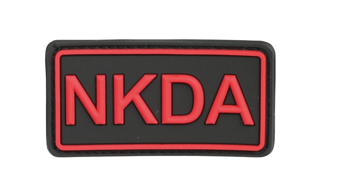 [Z725438] Badge PVC NKDA Noir/Rouge 5cm/2.5cm